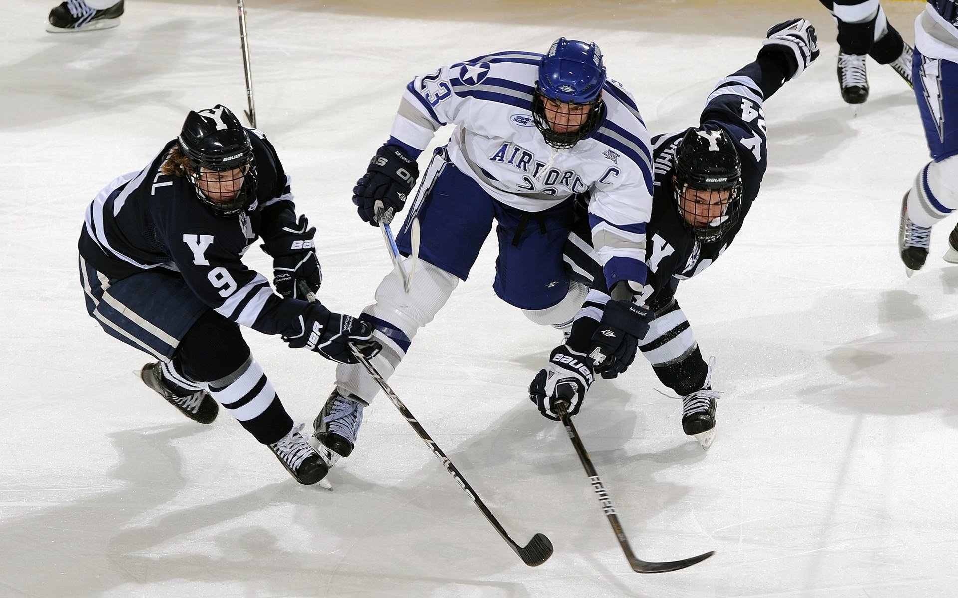 精彩足球盛事持续进行,球队实力对比激烈,足够精彩 足球比赛