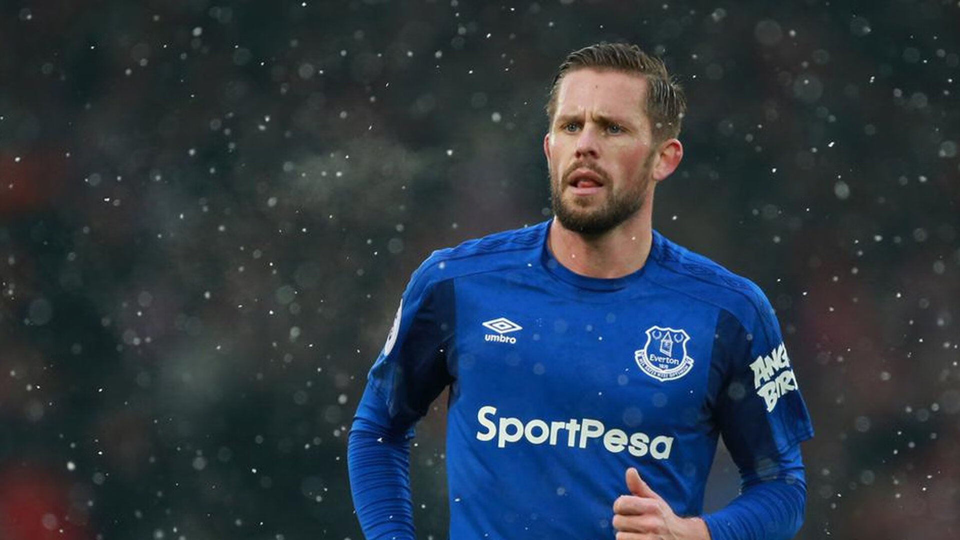 “亚戈·卡尔曼的防守与进攻双重威胁，助美洲狮队稳步前进”